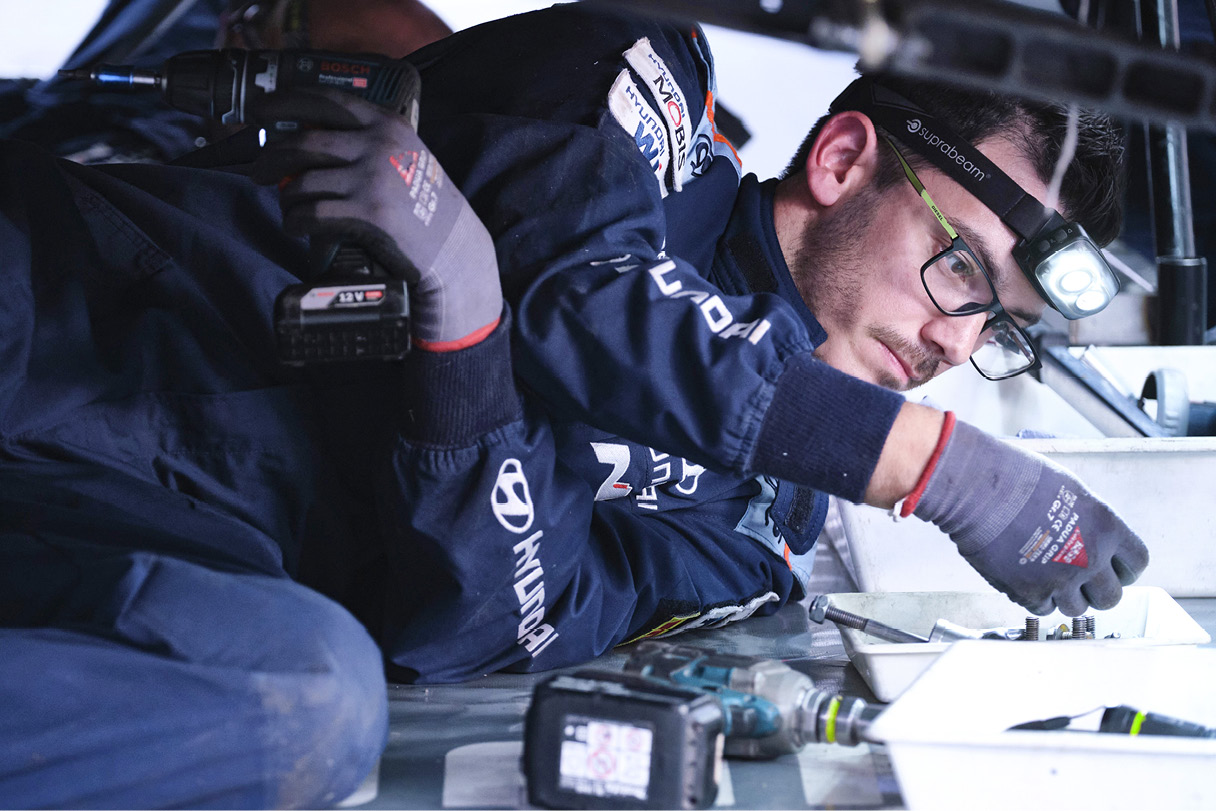랠리 경주차를 수리하는 모습