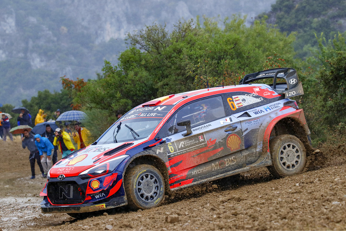 흙길 위에 서있는 WRC 경주차의 모습