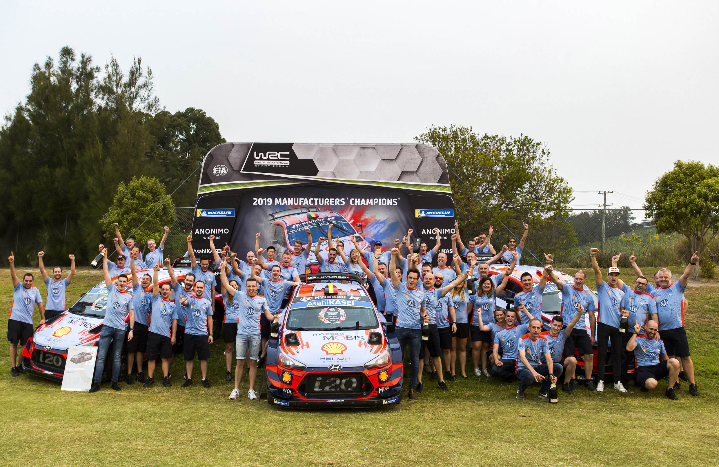 제조사팀 우승을 확정한 후 다함께 환호하는 현대팀의 모습