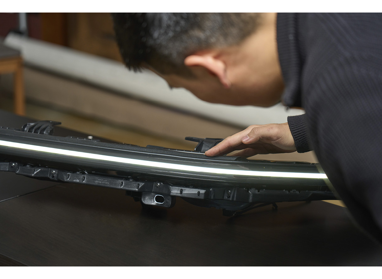Researcher Mun-soo Pak is looking at the 7th generation Grandeur's headlamp parts.