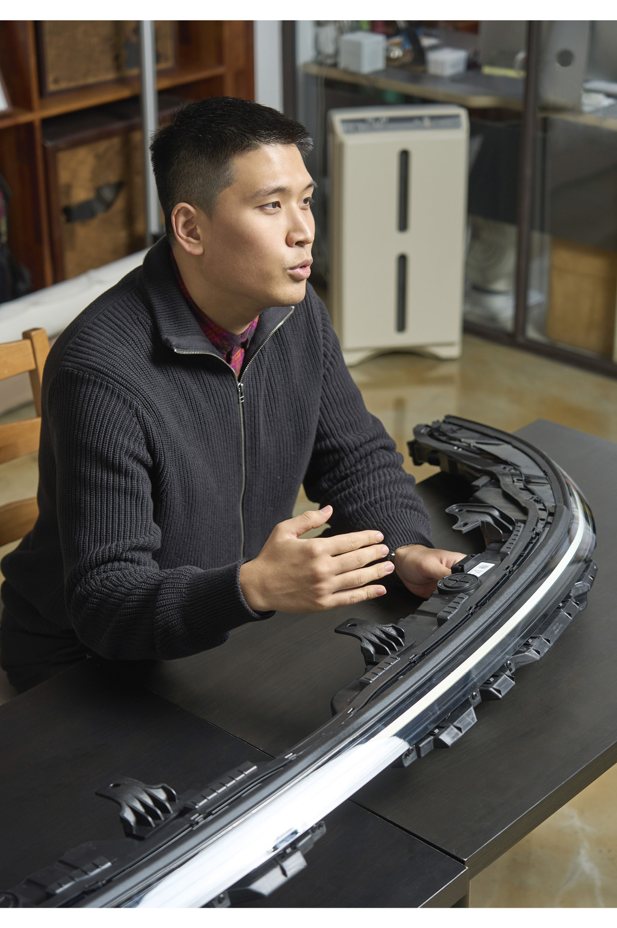 Researcher Mun-soo Pak explaining the 7th generation Grandeur's headlamp technology