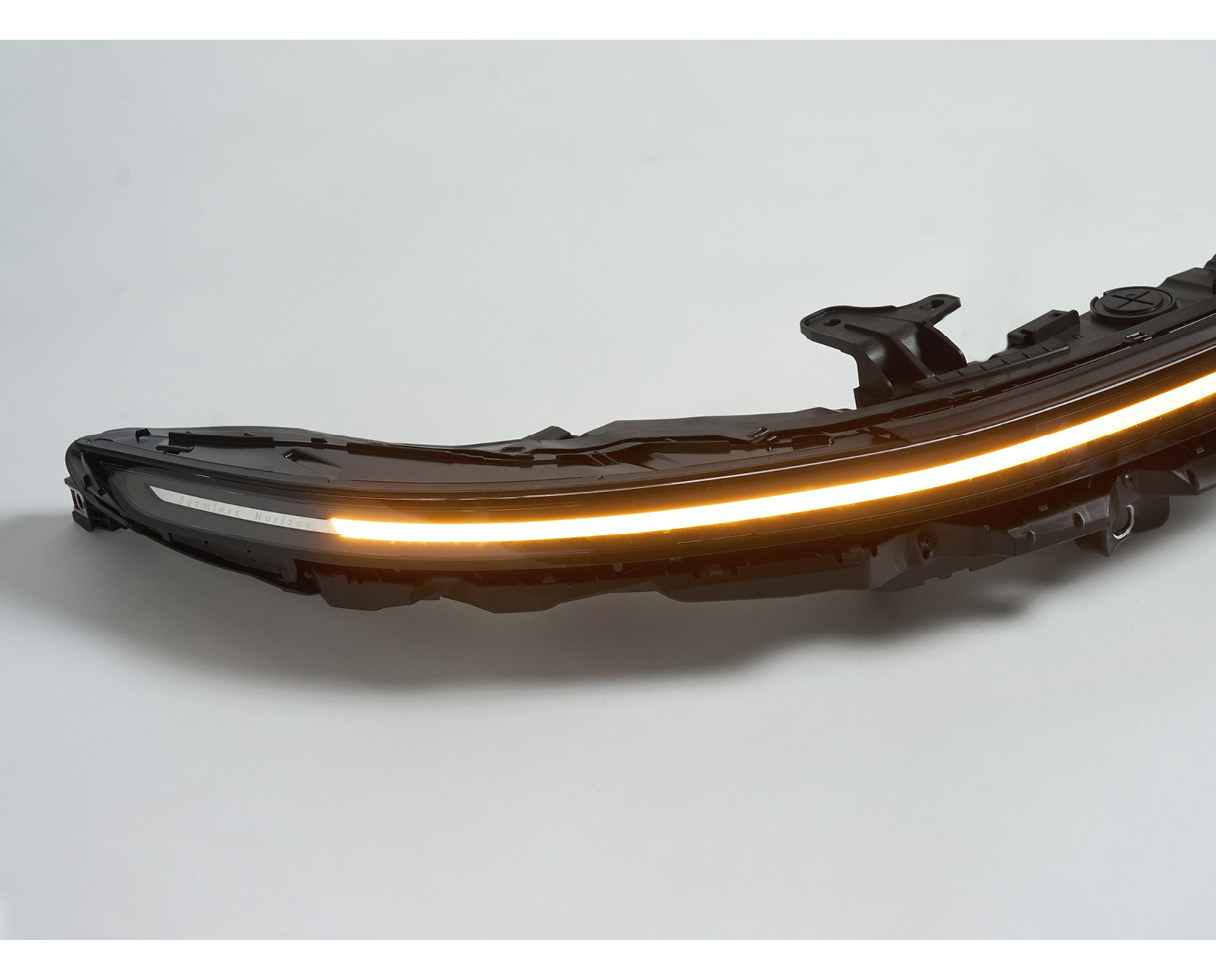 7th generation Grandeur’s seamless horizon lamp parts that are emitting light