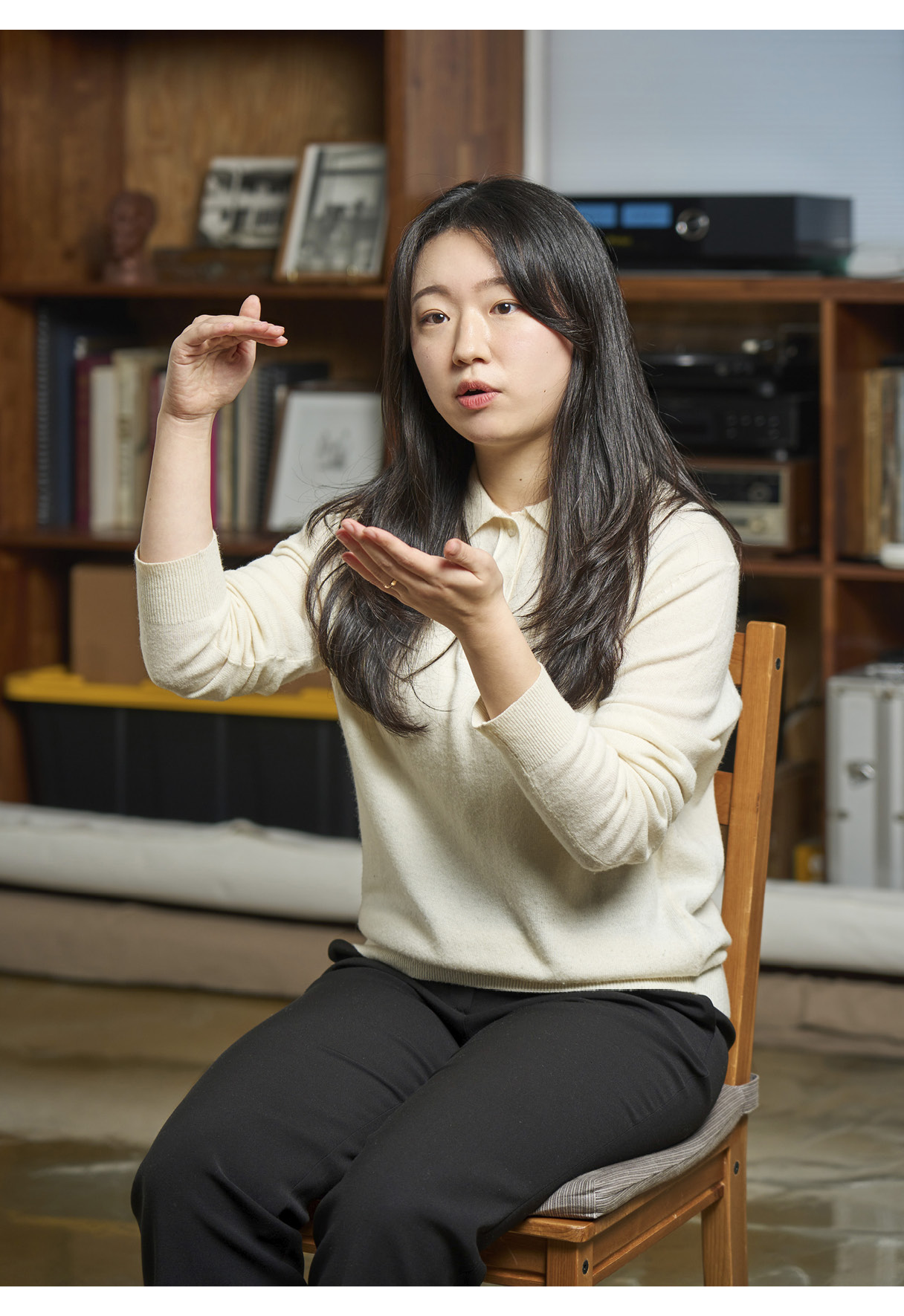 Researcher Mi-sun Gong explaining the 7th generation Grandeur’s headlamp technology