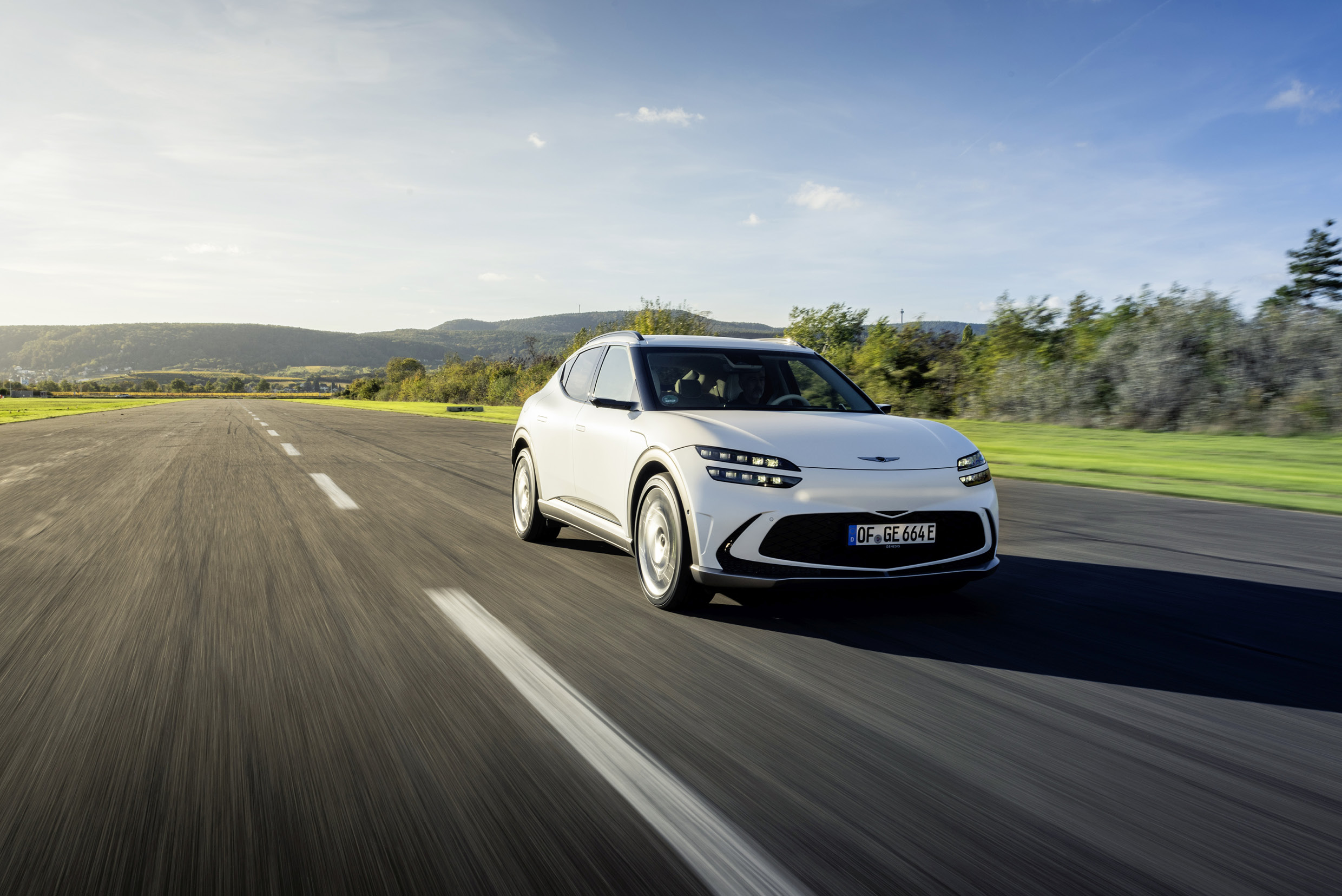 GV60가 유럽의 어느 활주로를 주행하는 모습