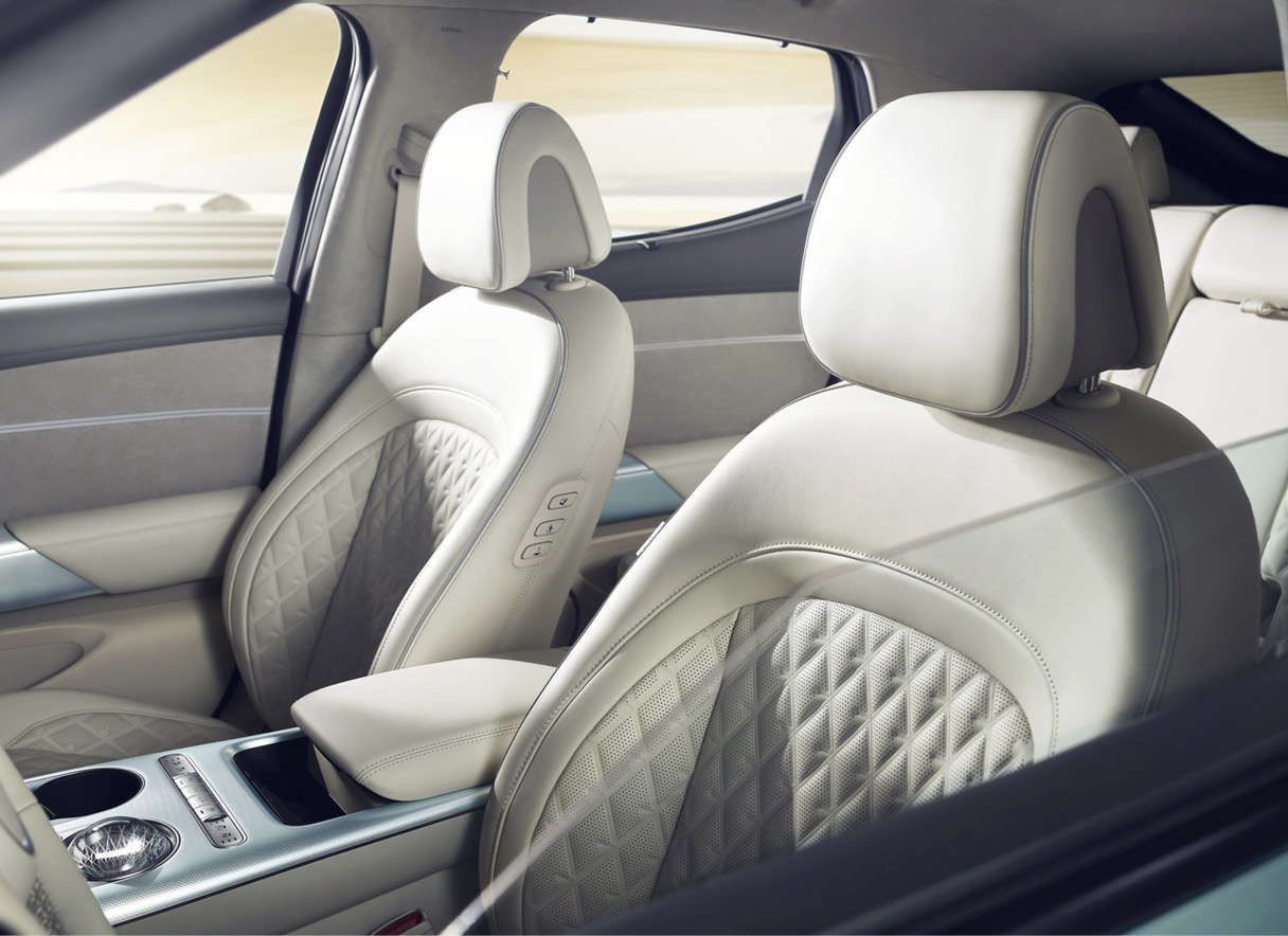 GV60의 베이지색 1열 시트를 비춘 모습