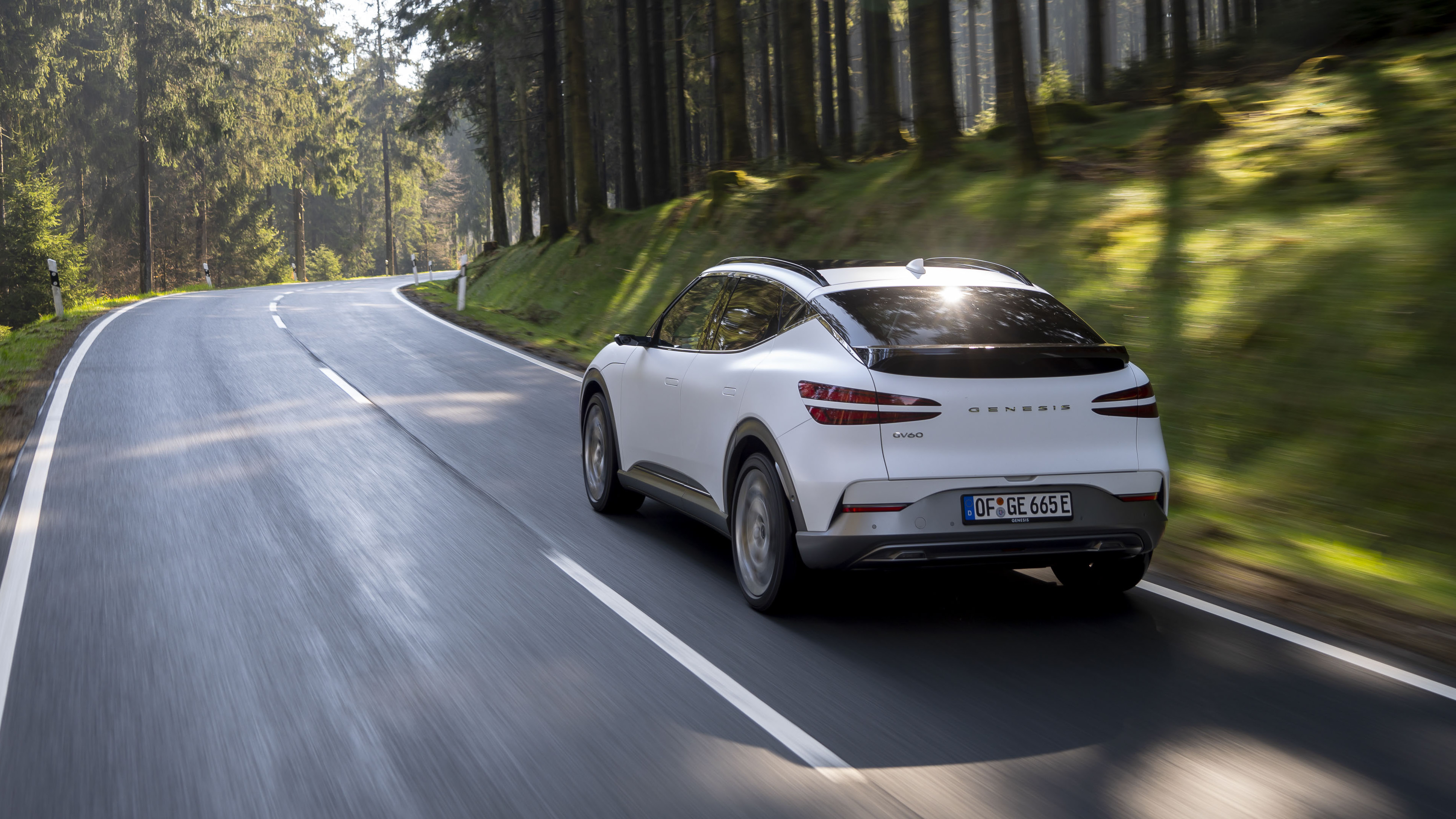 GV60이 달리고 있는 뒷모습