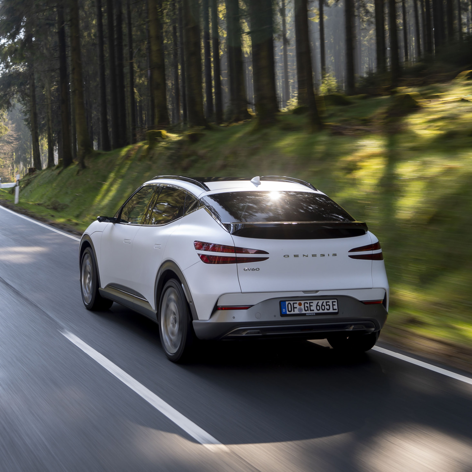 GV60이 달리고 있는 뒷모습