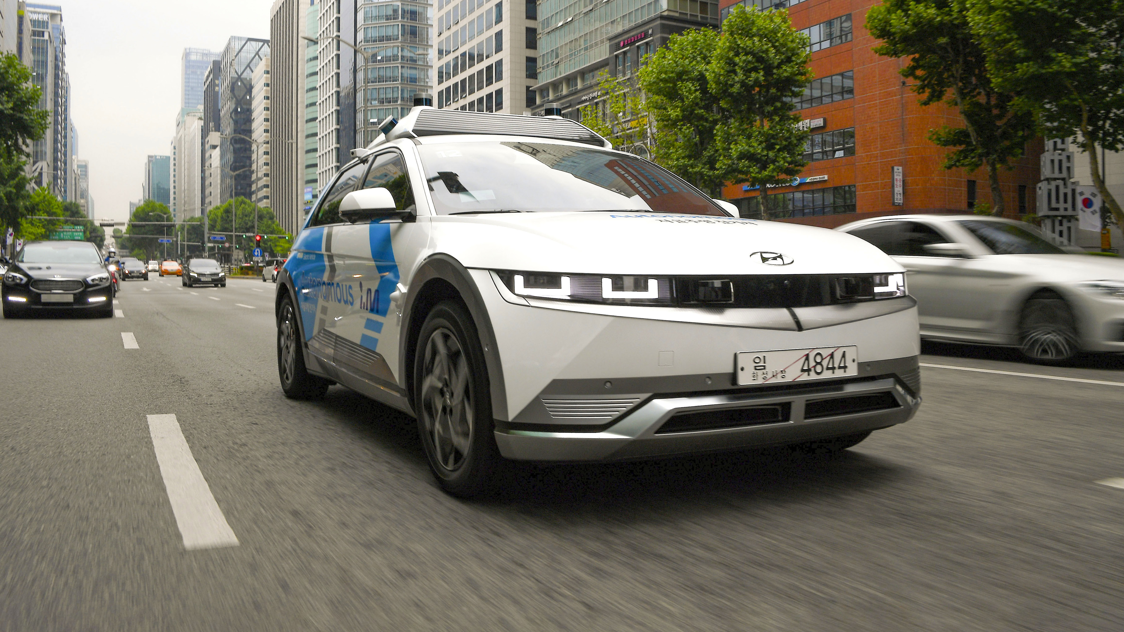 Ioniq 5 self-driving car driving through downtown Seoul
