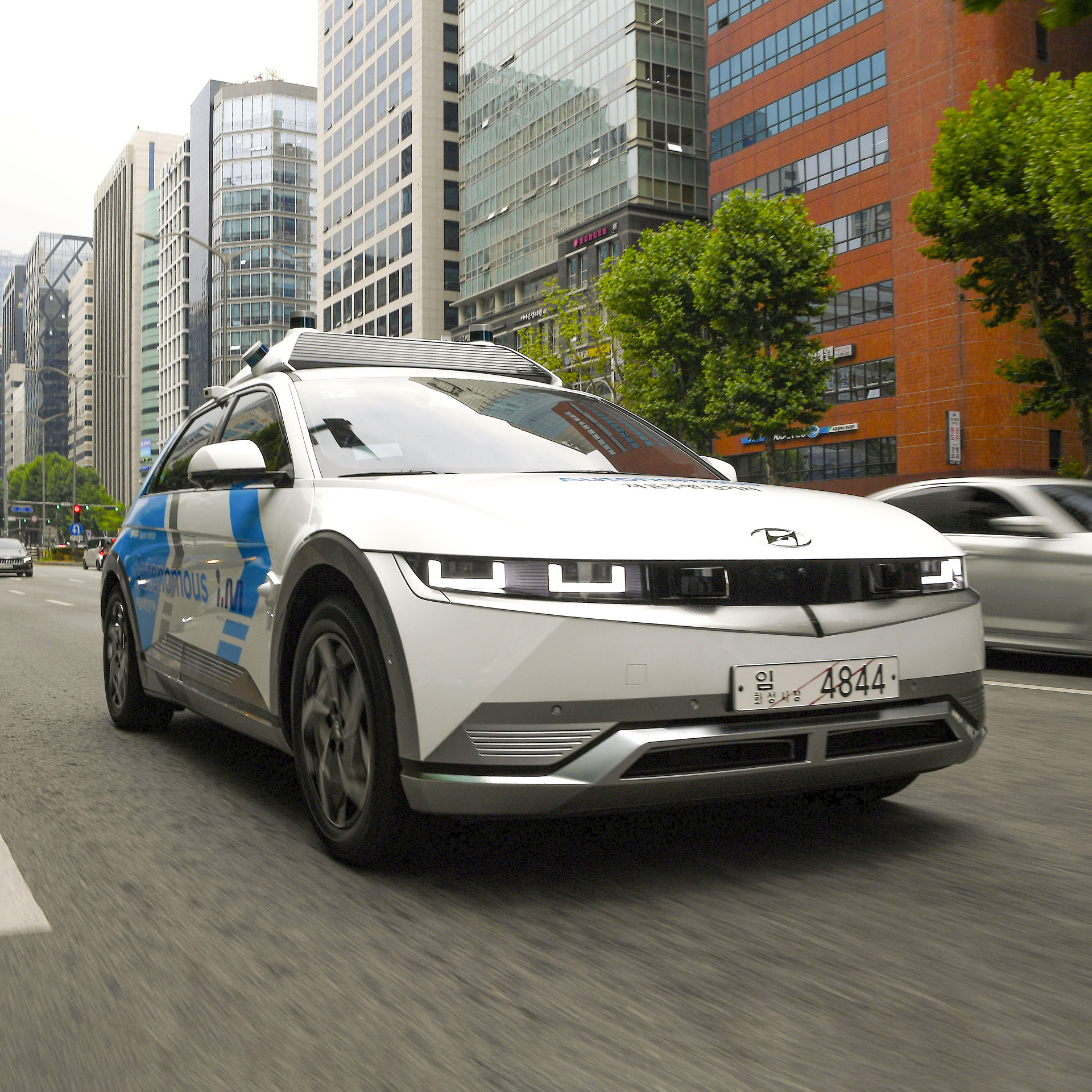 Ioniq 5 self-driving car driving through downtown Seoul