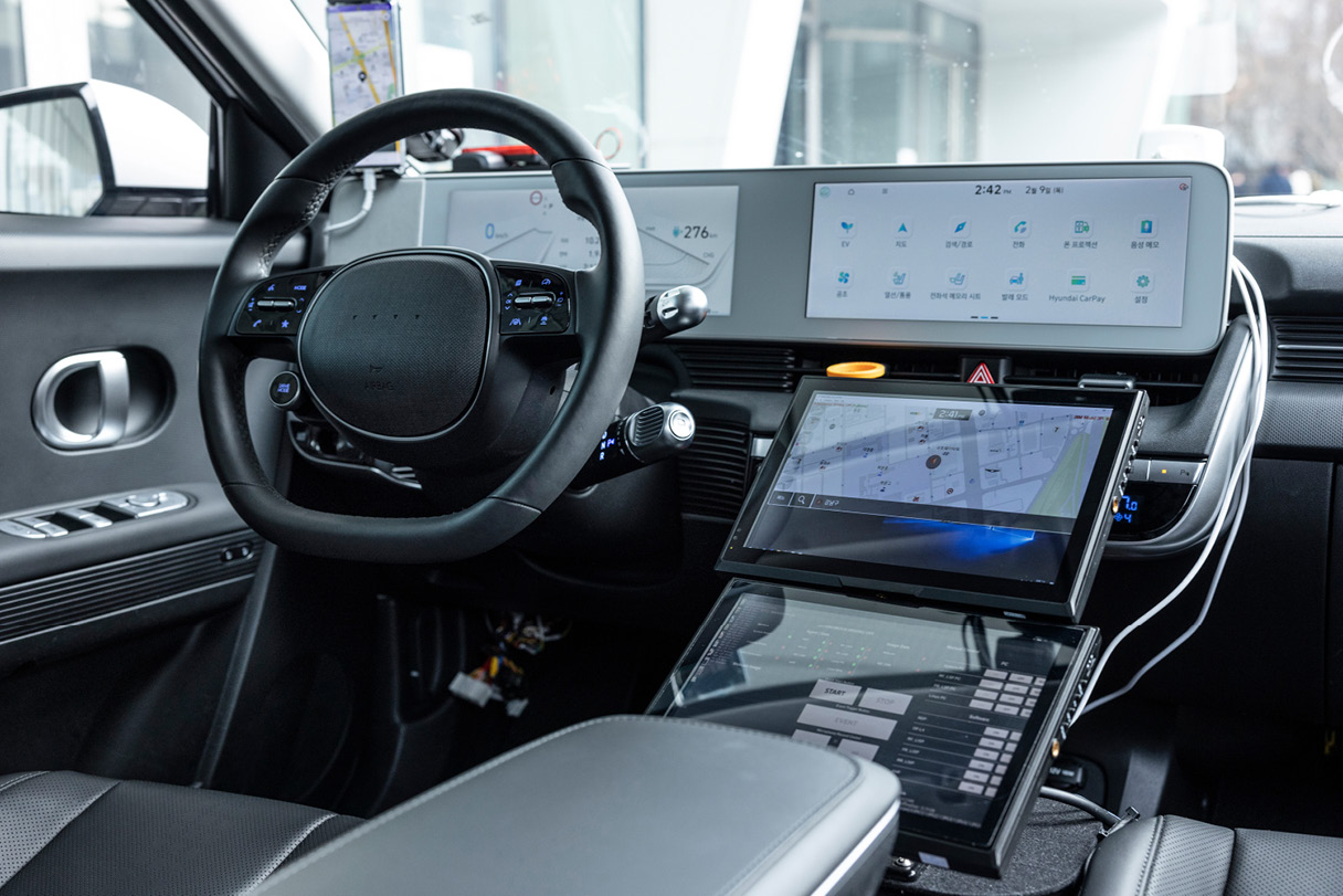 로보라이드의 시범 주행 중인 아이오닉 5의 실내에 제어기가 장착된 모습