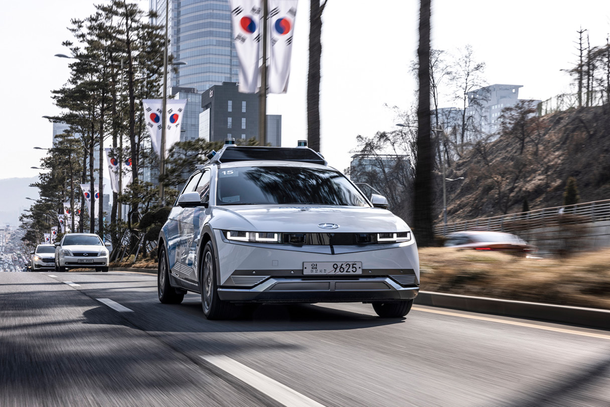 도심을 달리는 로보라이드 모습