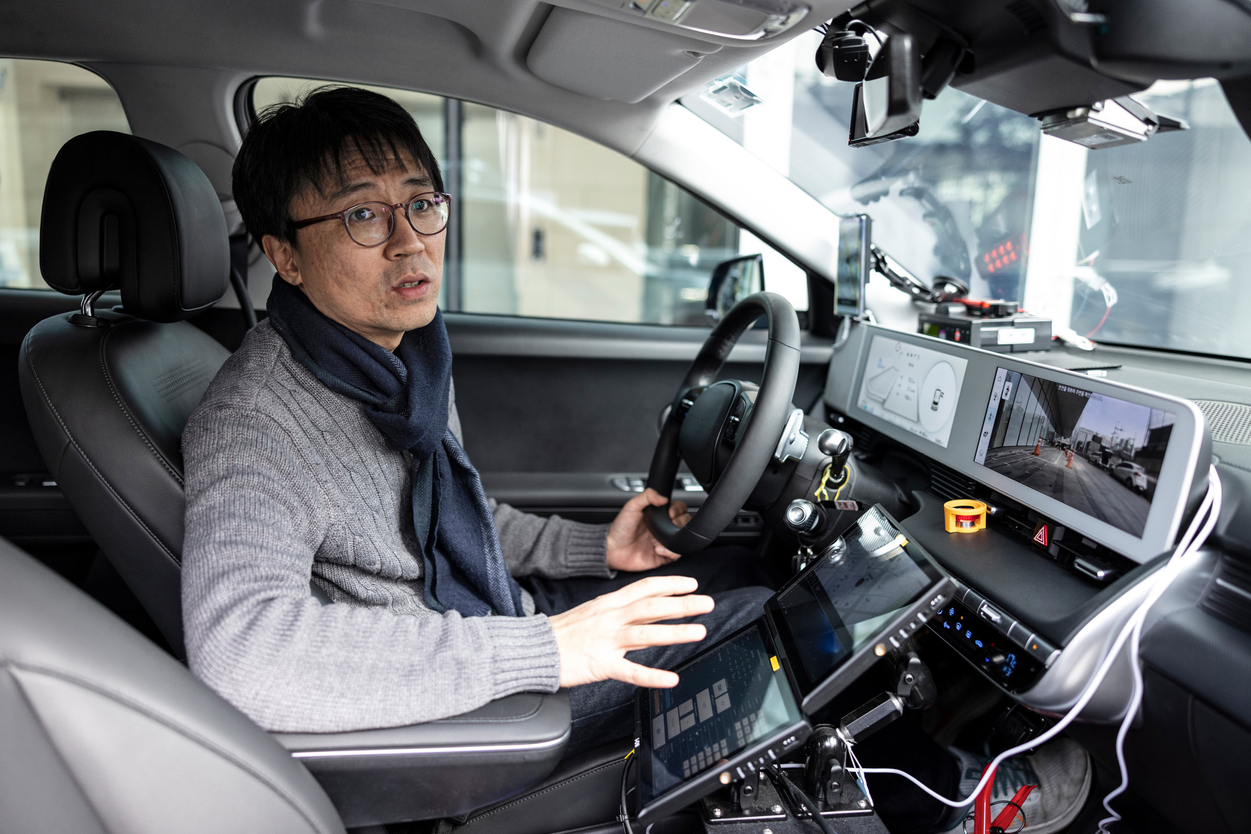 로보라이드의 기능에 대하여 설명 중인 연구원의 모습