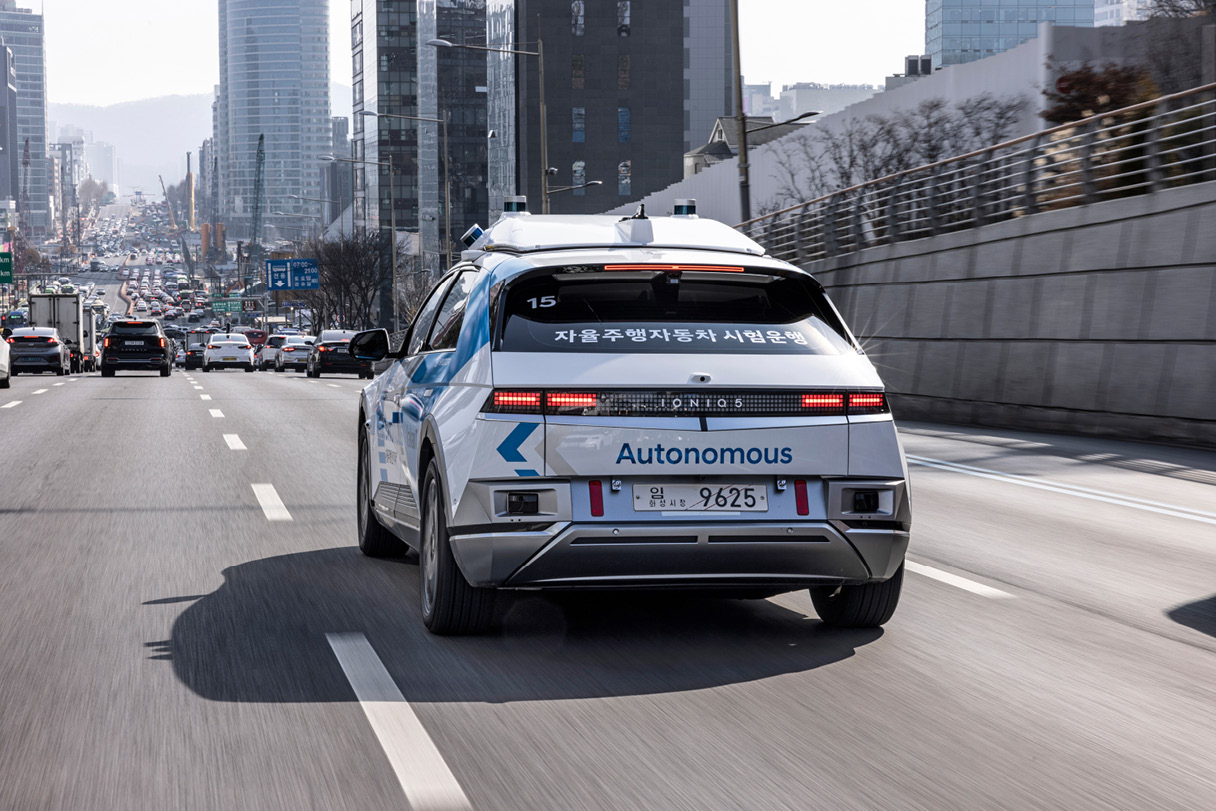 도심을 달리는 로보라이드 모습