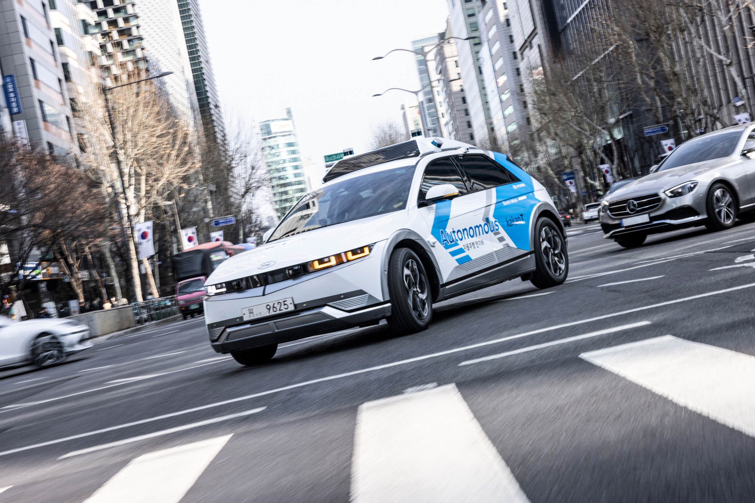 사거리에서 좌회전 하는 로보라이드의 모습