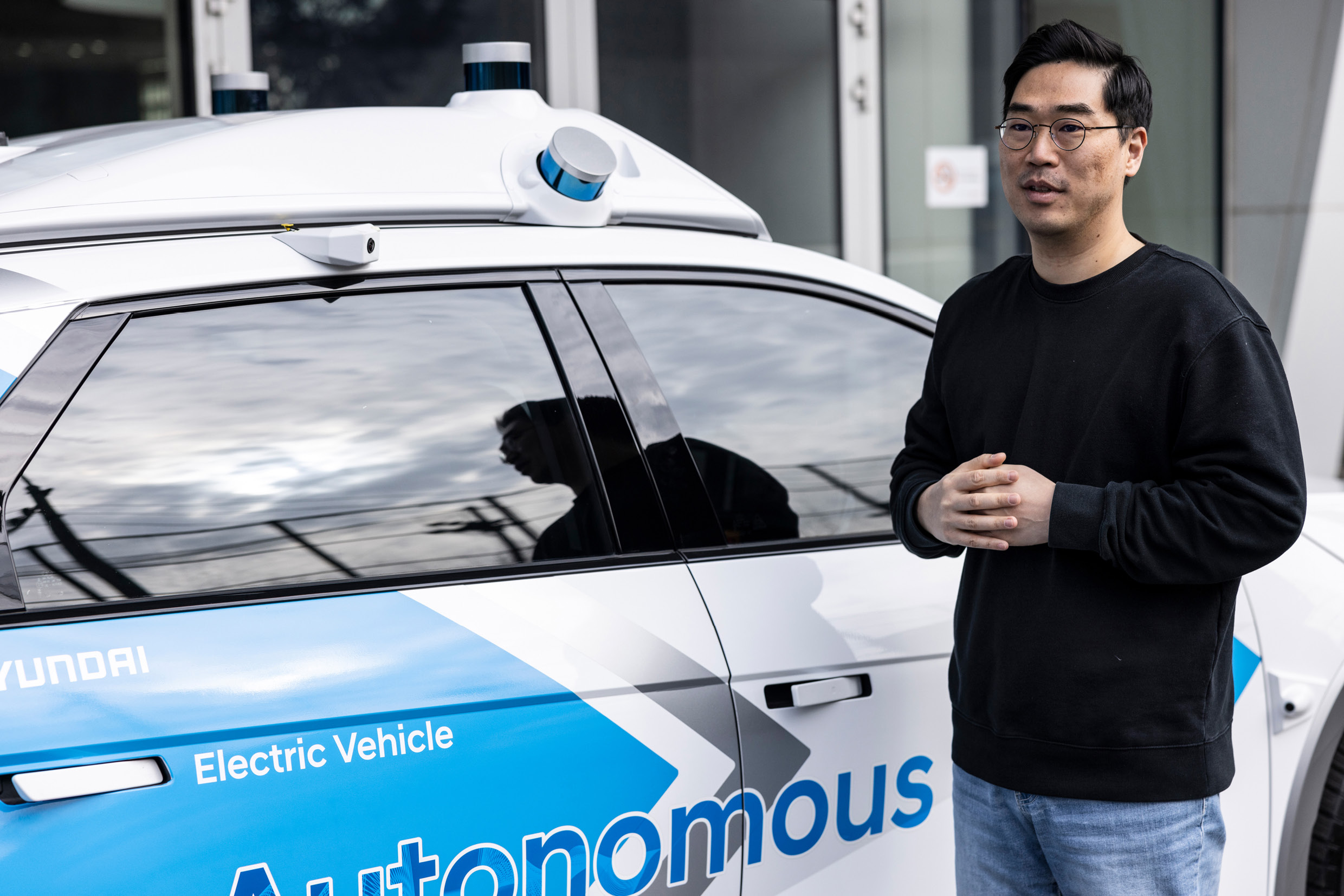 로보라이드의 시스템에 대해 설명 중인 연구원의 모습