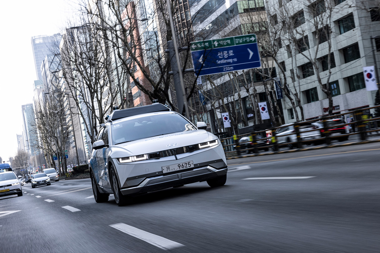 도심을 달리는 로보라이드 모습