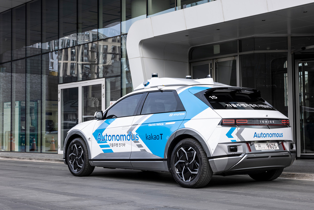 건물 앞에 서있는 로보라이드의 모습