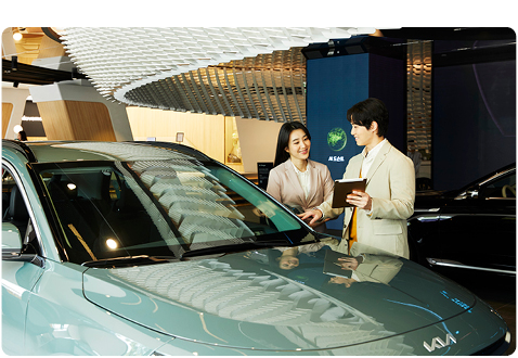 자동차 매장에서 차량 정보를 듣는 손님의 모습