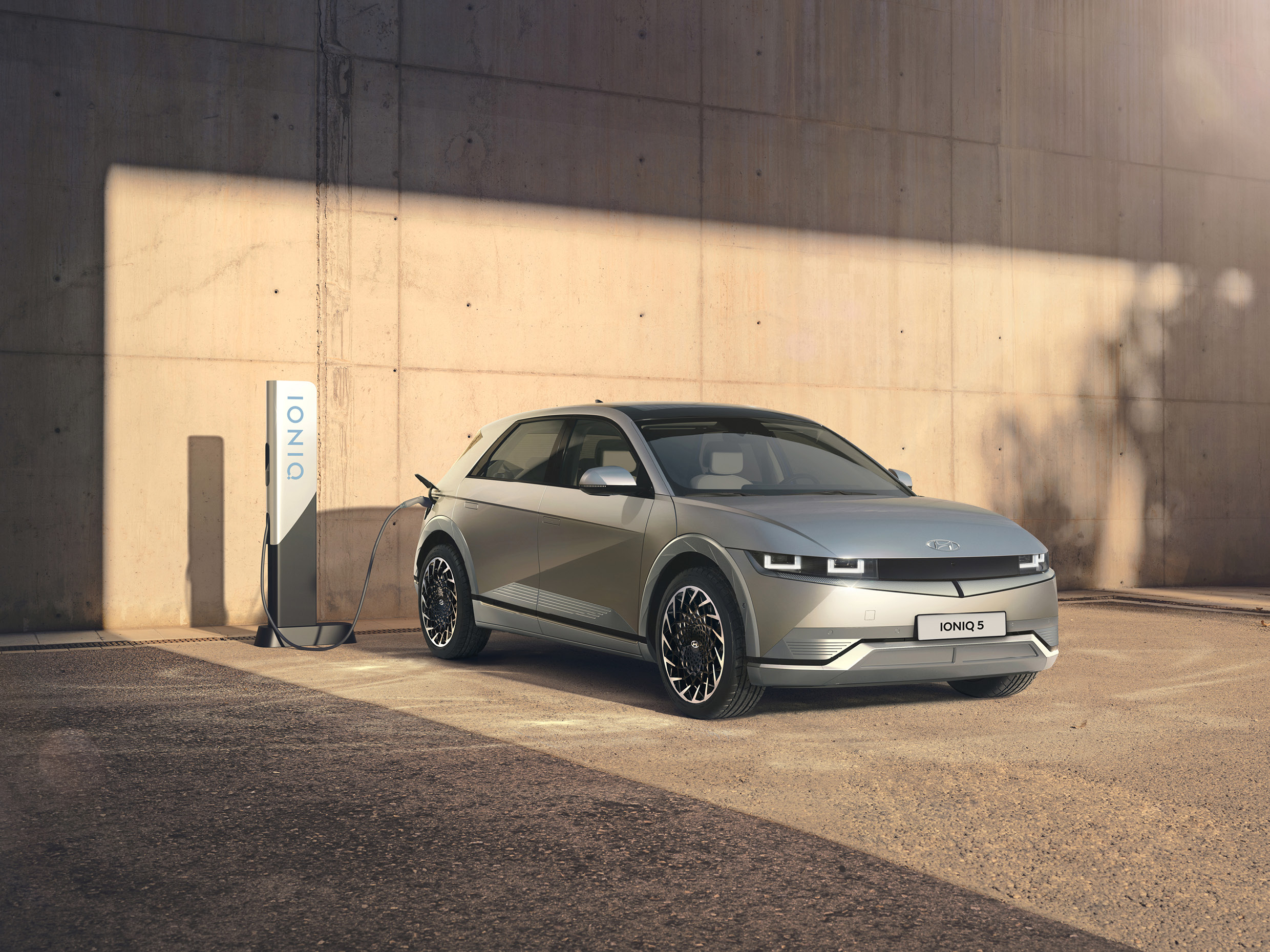 현대차 아이오닉 5가 배터리를 충전하고 있다