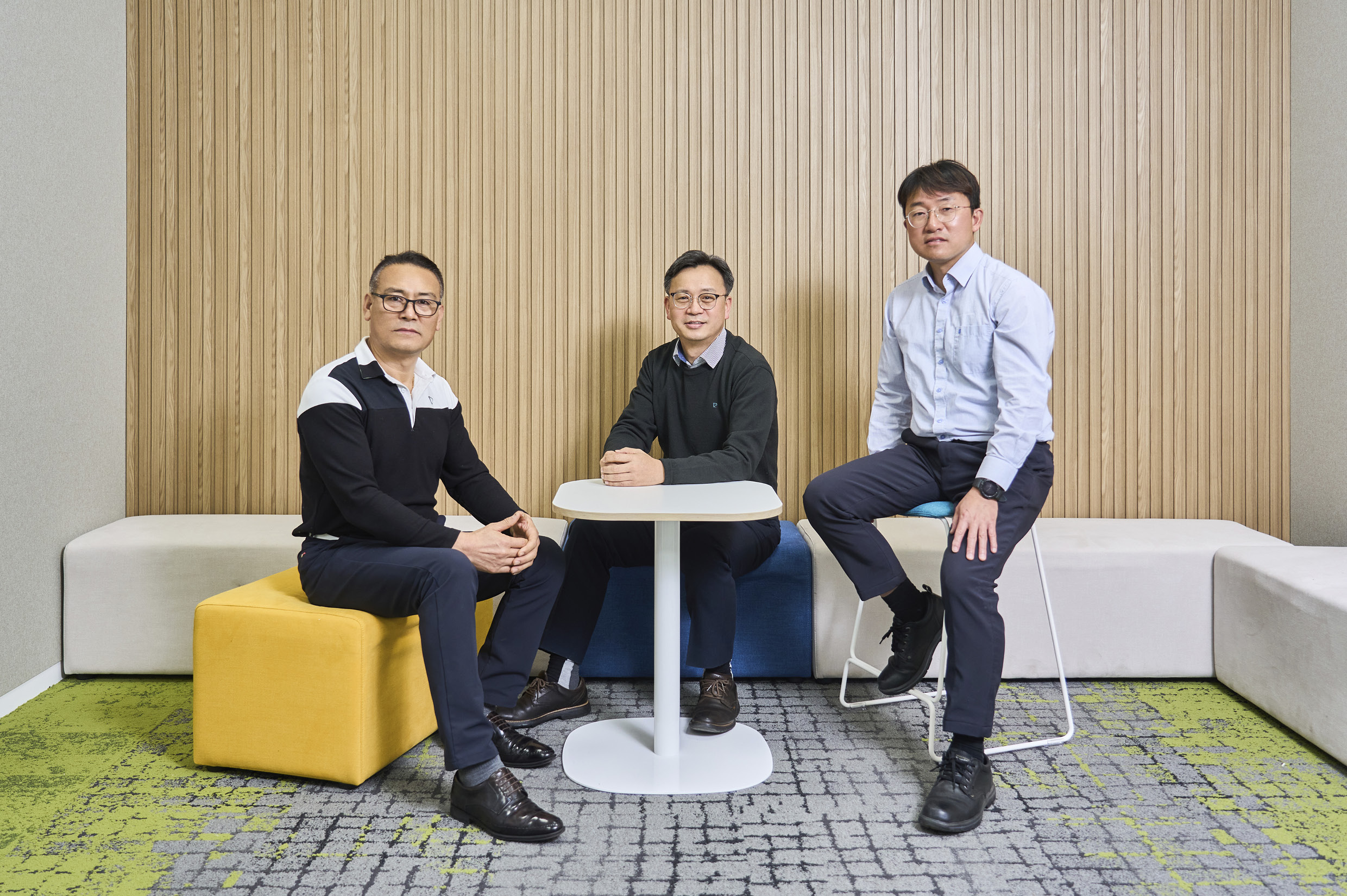 카메라를 향해 포즈를 취하고 있는 전동화부식제어리서치랩 연구원들