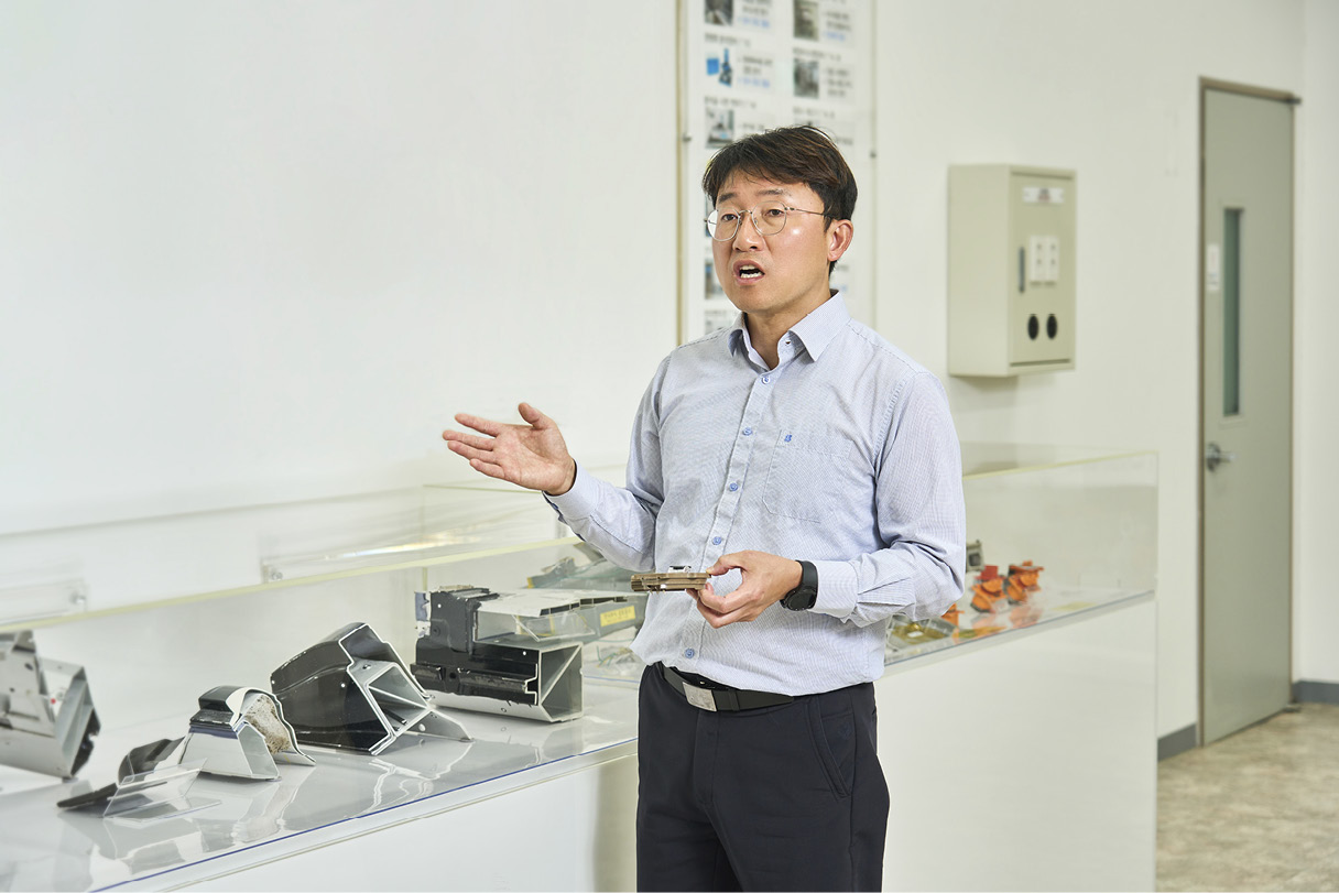 전동화 차량의 부식에 대해 설명하고 있는 김병수 책임연구원의 모습