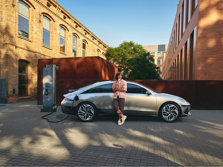 배터리를 충전 중인 현대차 아이오닉 6의 사이드 뷰