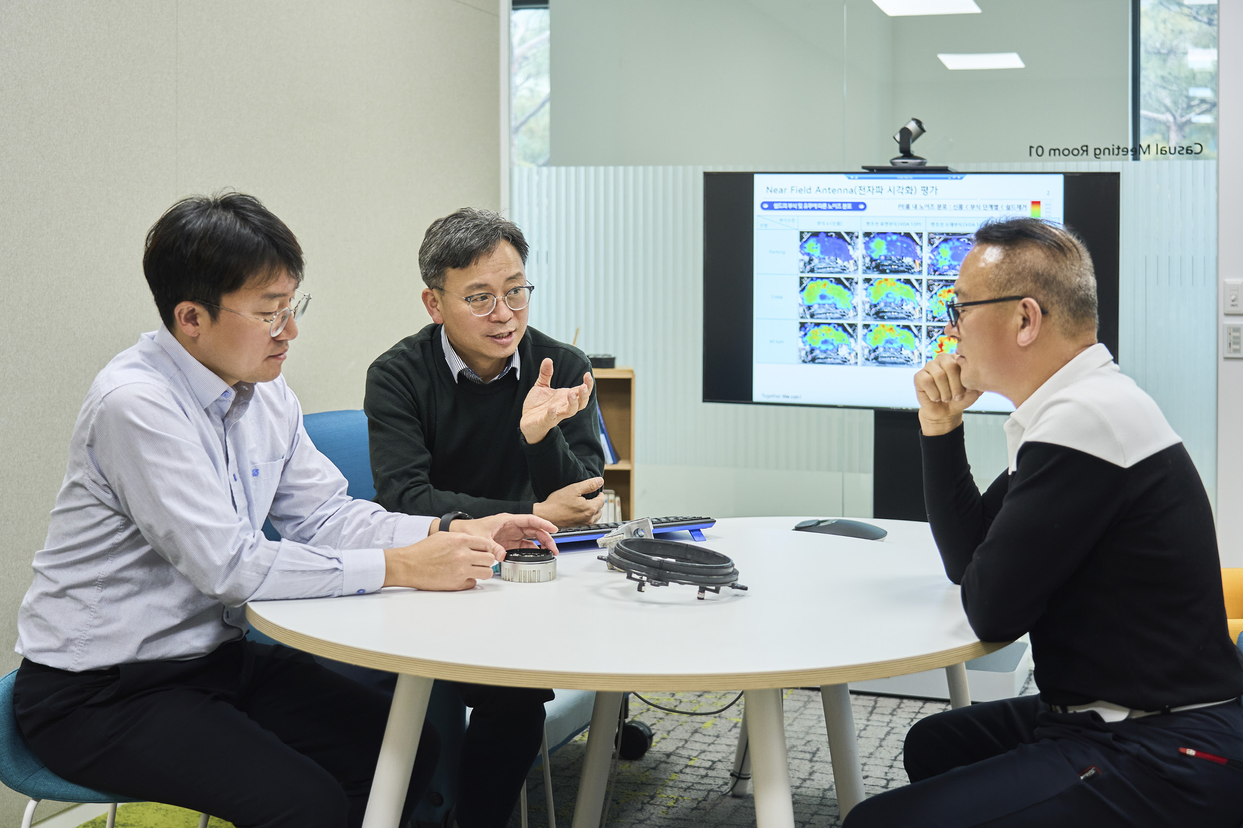 전동화부식제어리서치랩 연구원들이 과제에 대한 대담을 나누고 있다