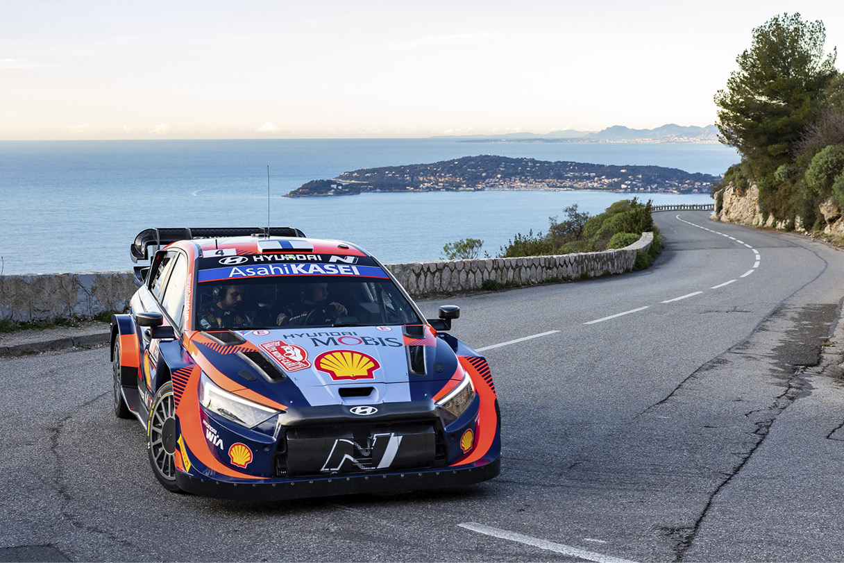 도로 위에 서있는 i20 N WRC 랠리카의 모습