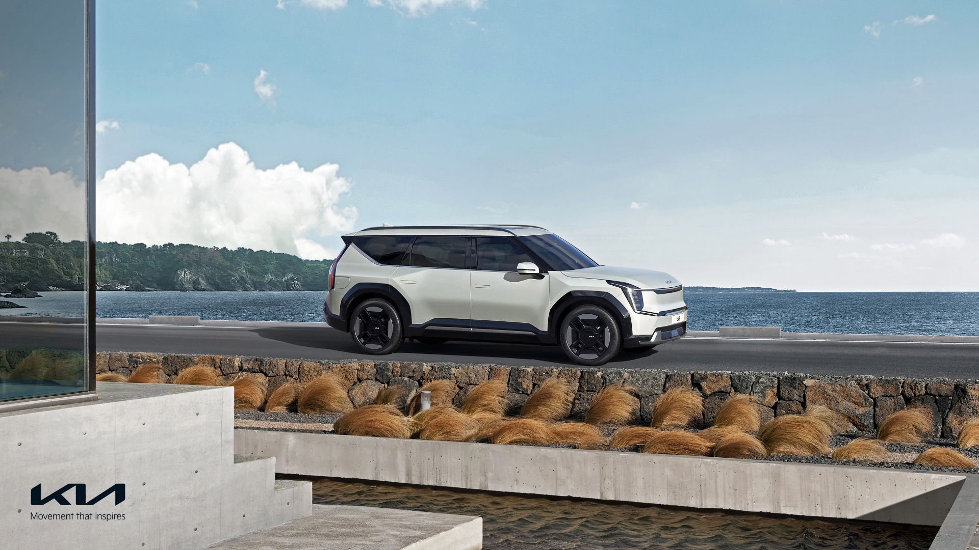 바다 앞에 정차 중인 EV9 전측면부