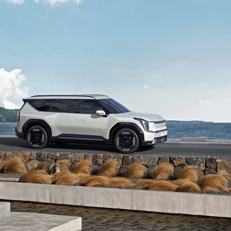 바다 앞에 정차 중인 EV9 전측면부