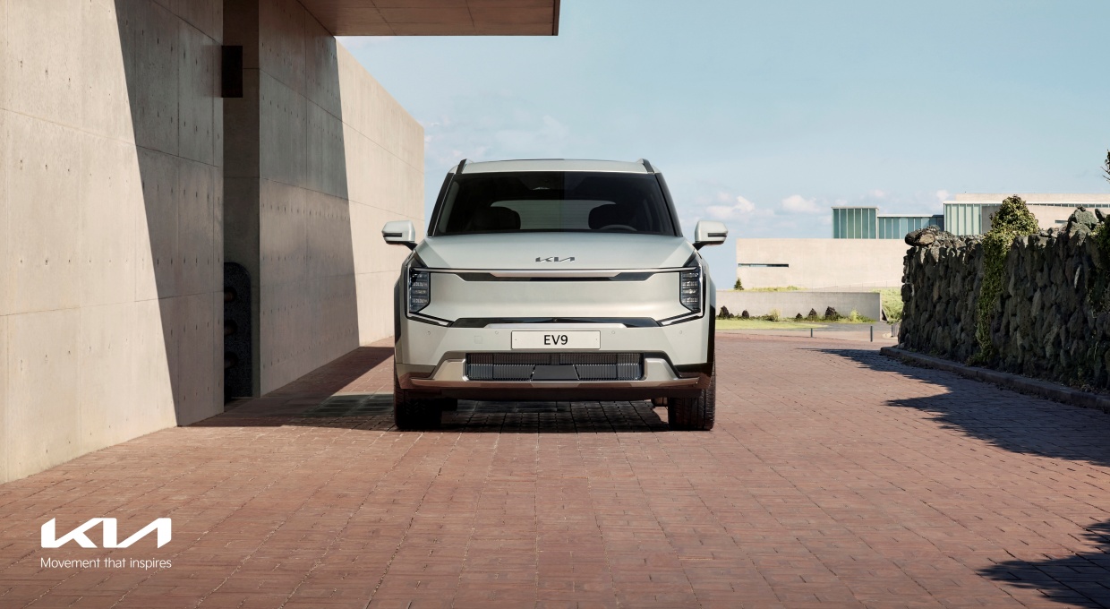 건물 앞에 정차 중인 EV9 전면부