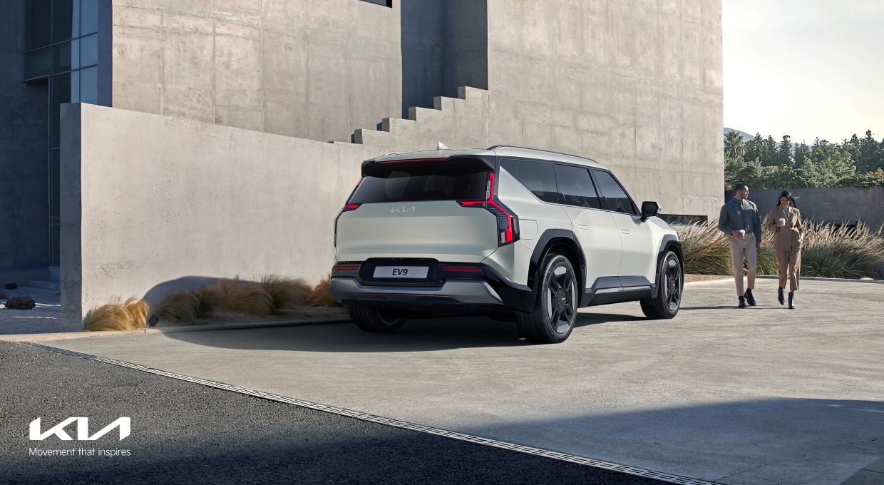건물 앞에 주차 중인 EV9 후측면부와 두 남녀