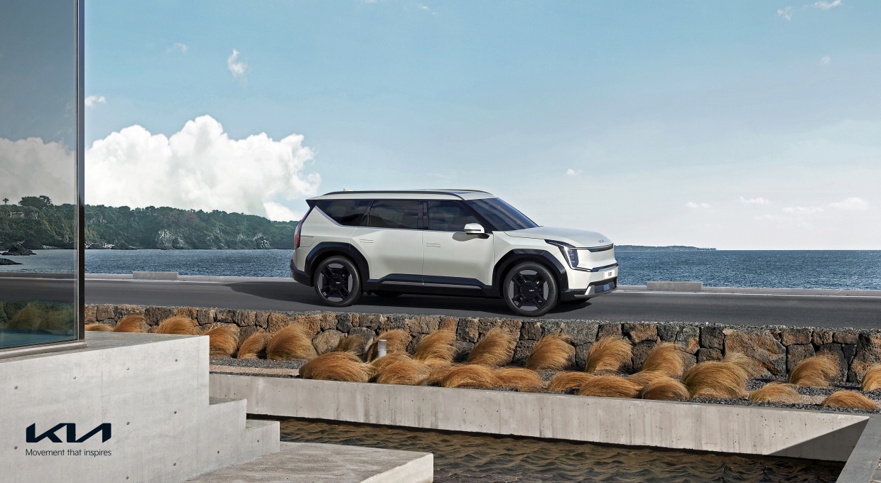 바다 앞에 정차 중인 EV9 전측면부