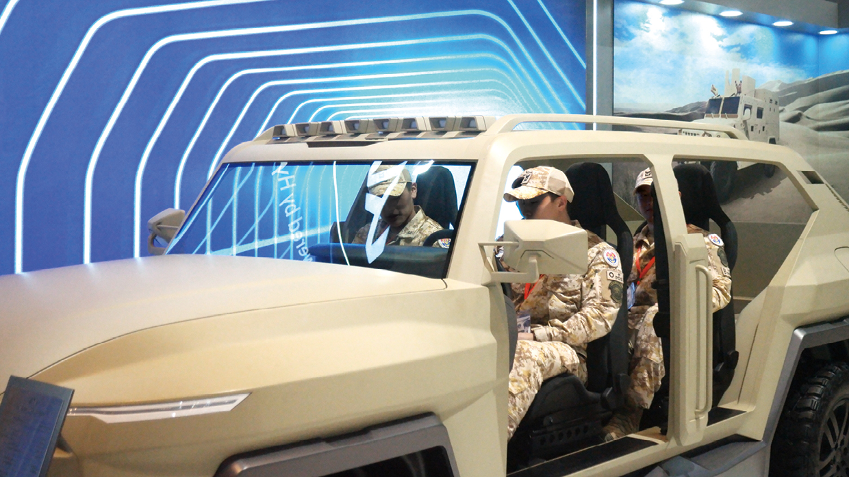 군인들이 기아의 수소 ATV 콘셉트 카를 타보고 있다