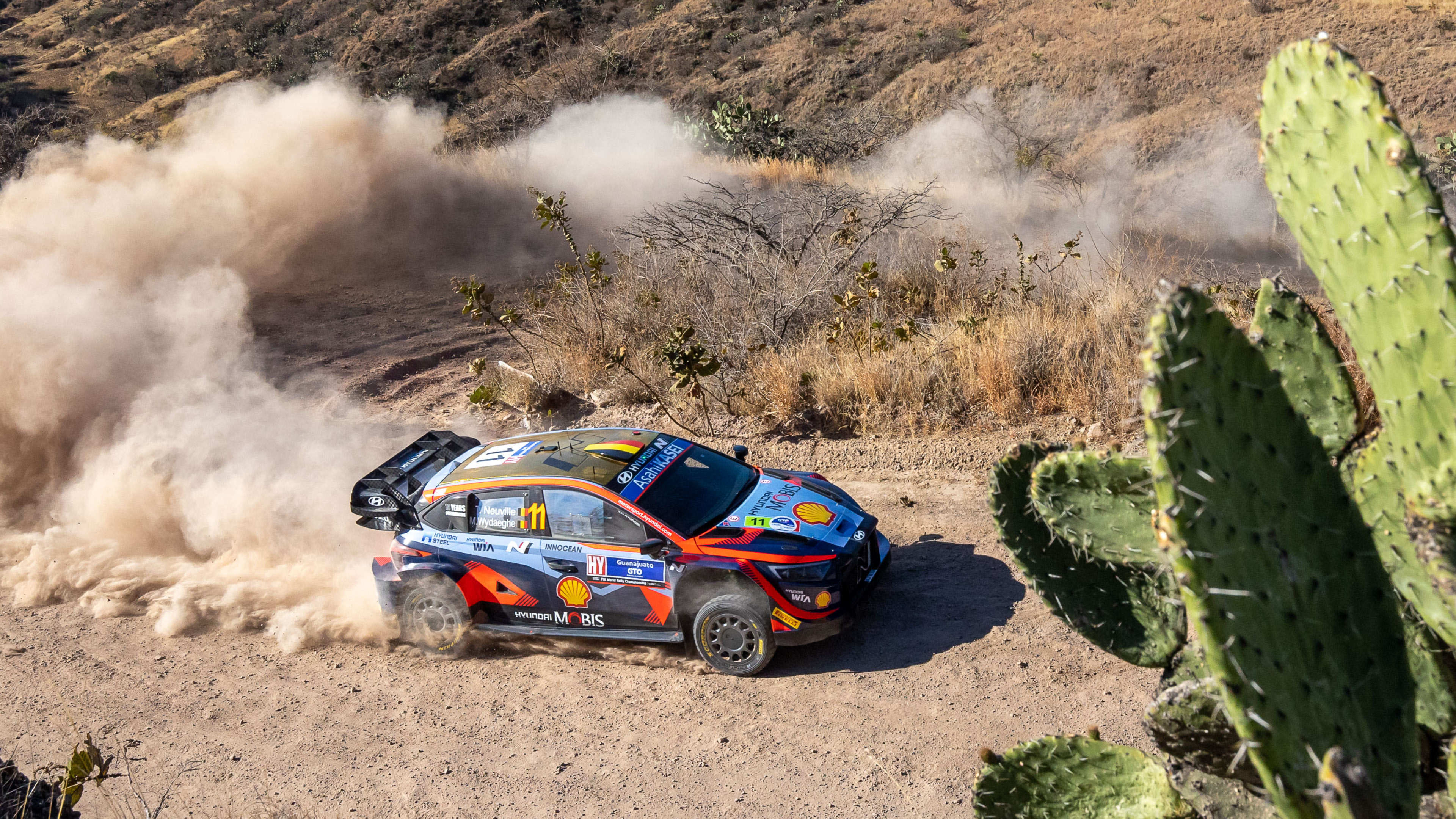 멕시코 랠리에서 질주하고 있는 현대 i20 N 랠리1의 모습