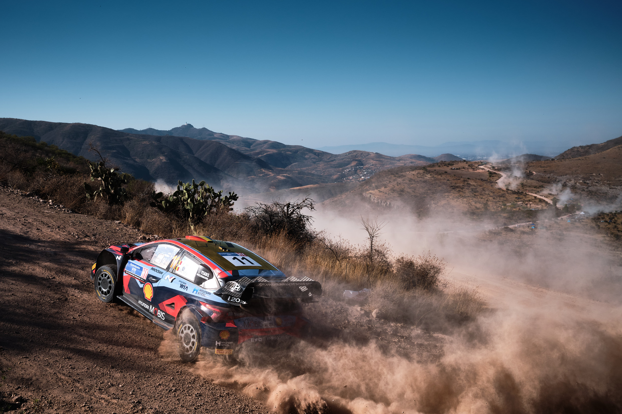 멕시코 랠리에서 질주하고 있는 현대 i20 N 랠리1의 모습