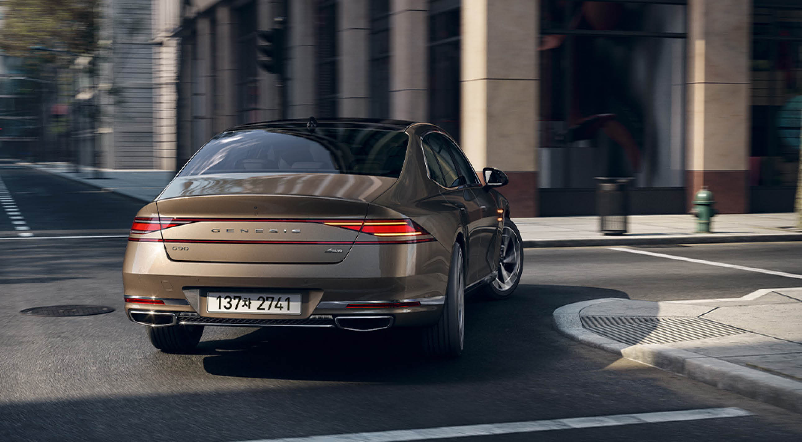 제네시스 G90가 도심 교차로에서 우회전하는 모습