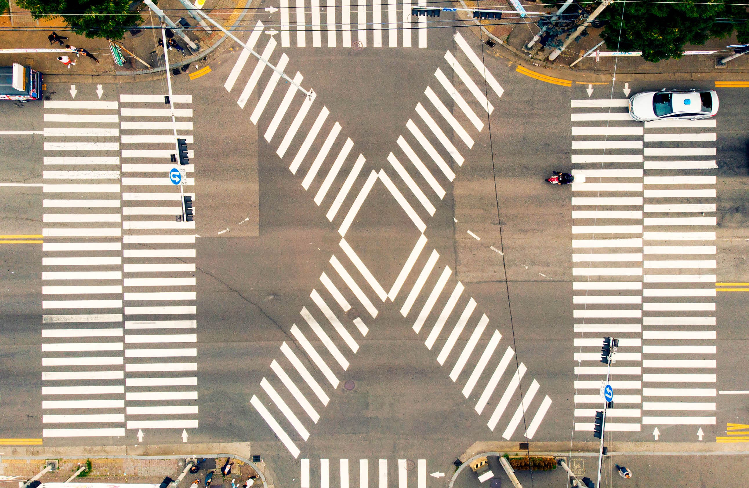 대각선 횡단보도가 설치된 교차로를 하늘에서 내려다 본 모습