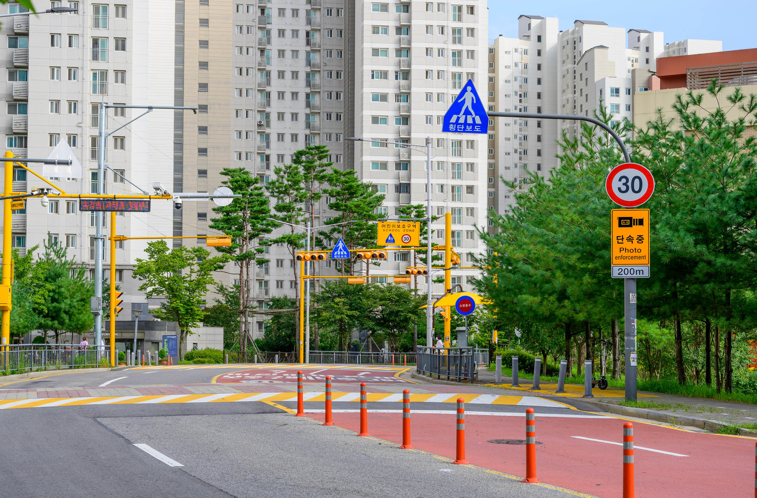 어린이 보호구역이 설치된 아파트 주변 도로 풍경