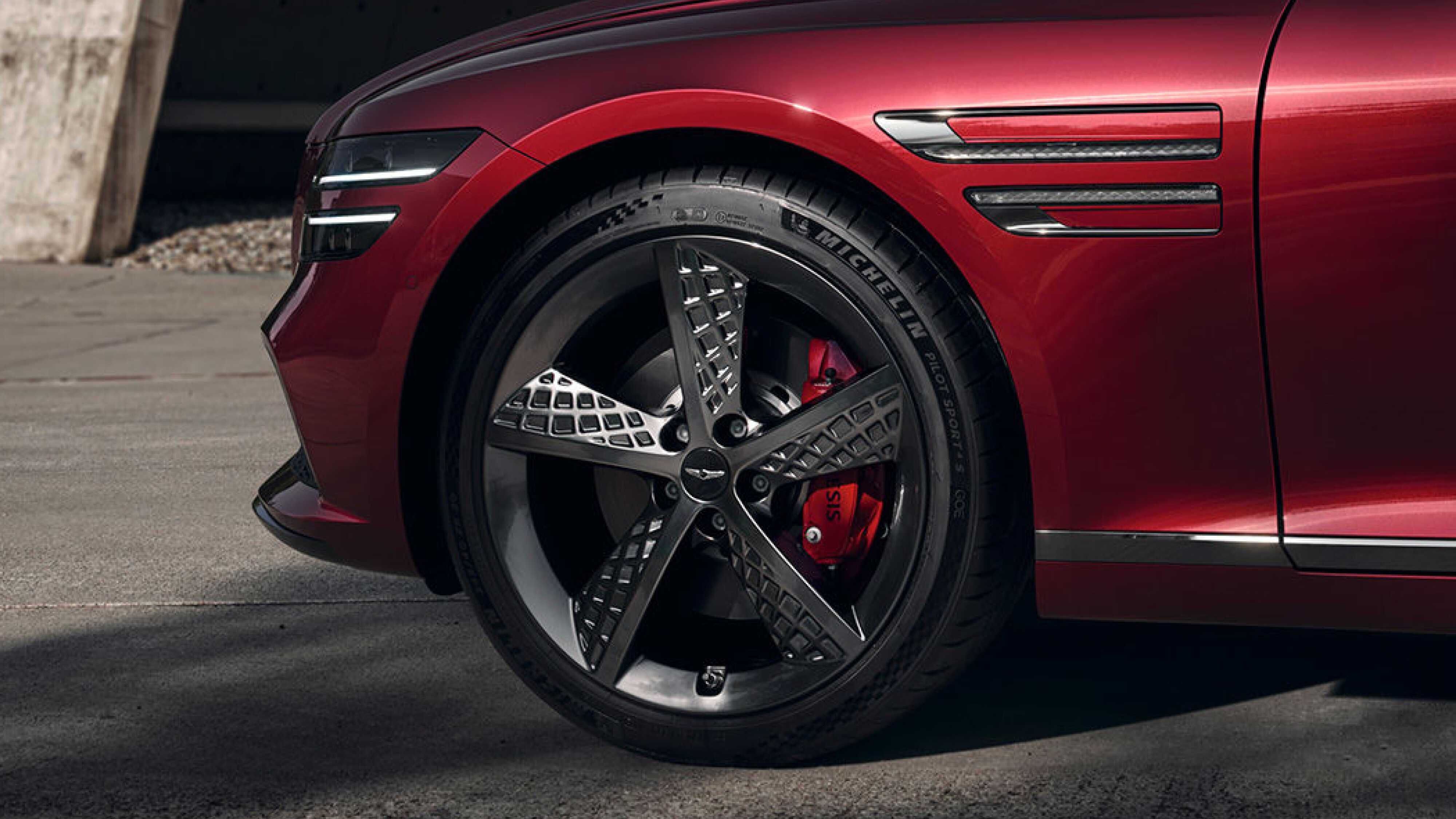 Front wheel and brake caliper of the Genesis G80 Sport