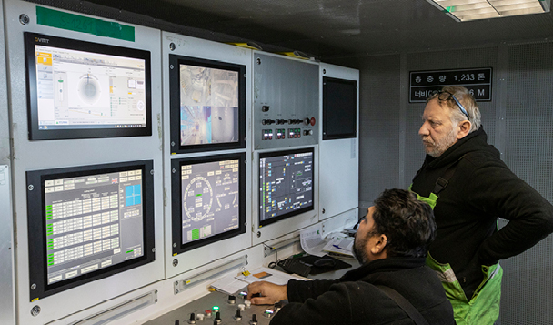 한강터널 현장 TBM 내에서 ICT 기술을 접목해 모니터링을 하고 있다.