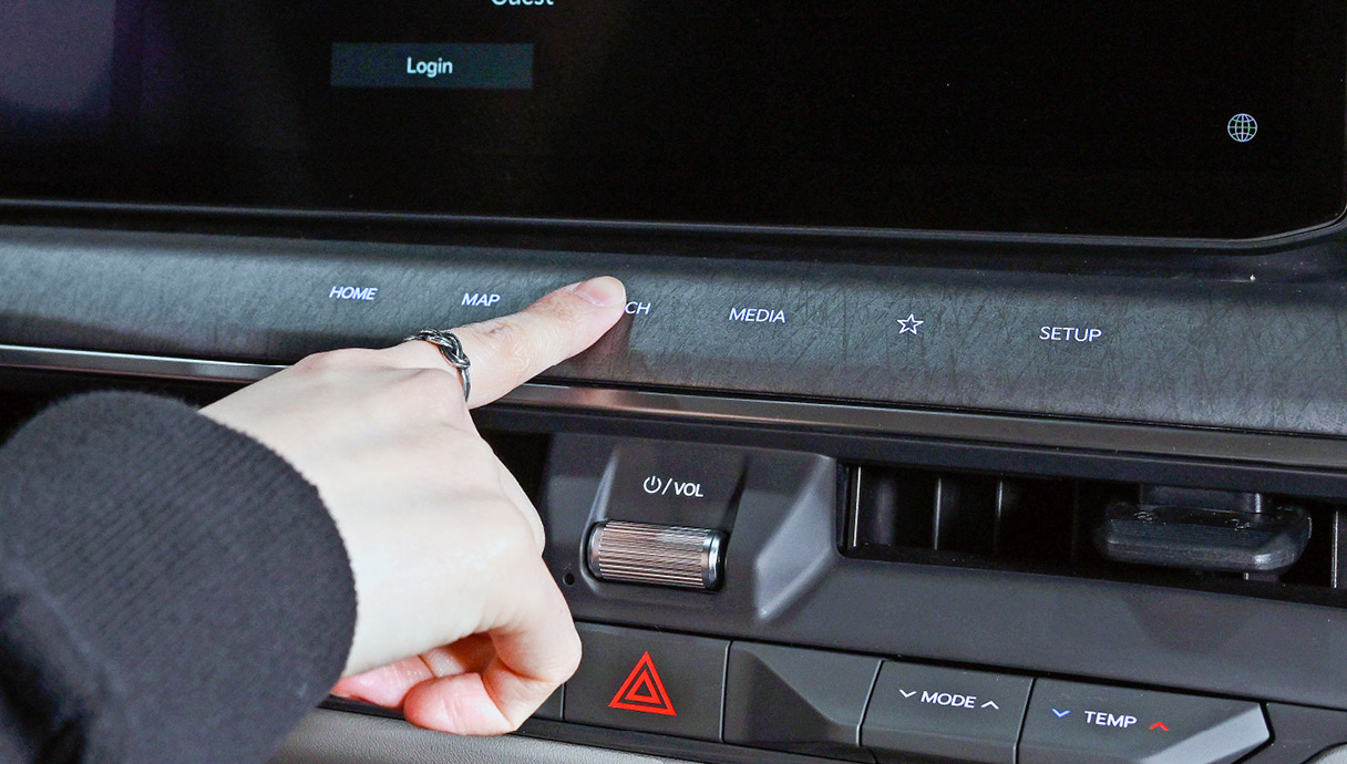 전태운 연구원이 센터페시아 버튼을 터치한 모습