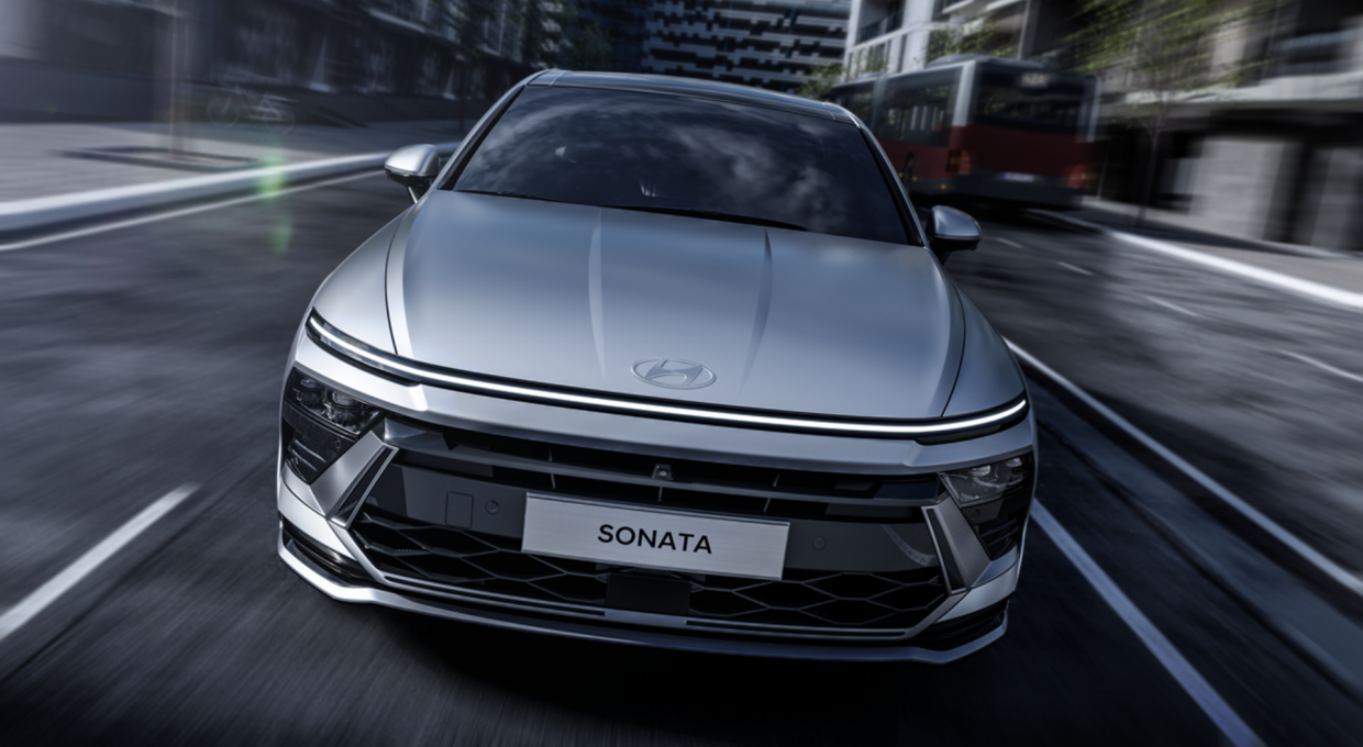 도로에서 주행 중인 쏘나타 디 엣지 전면부