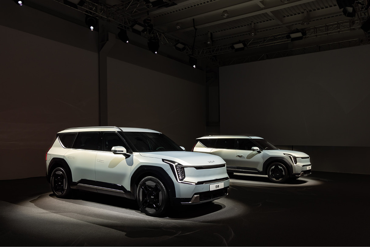기아 EV9 두 대가 나란히 조명을 받고 서있다