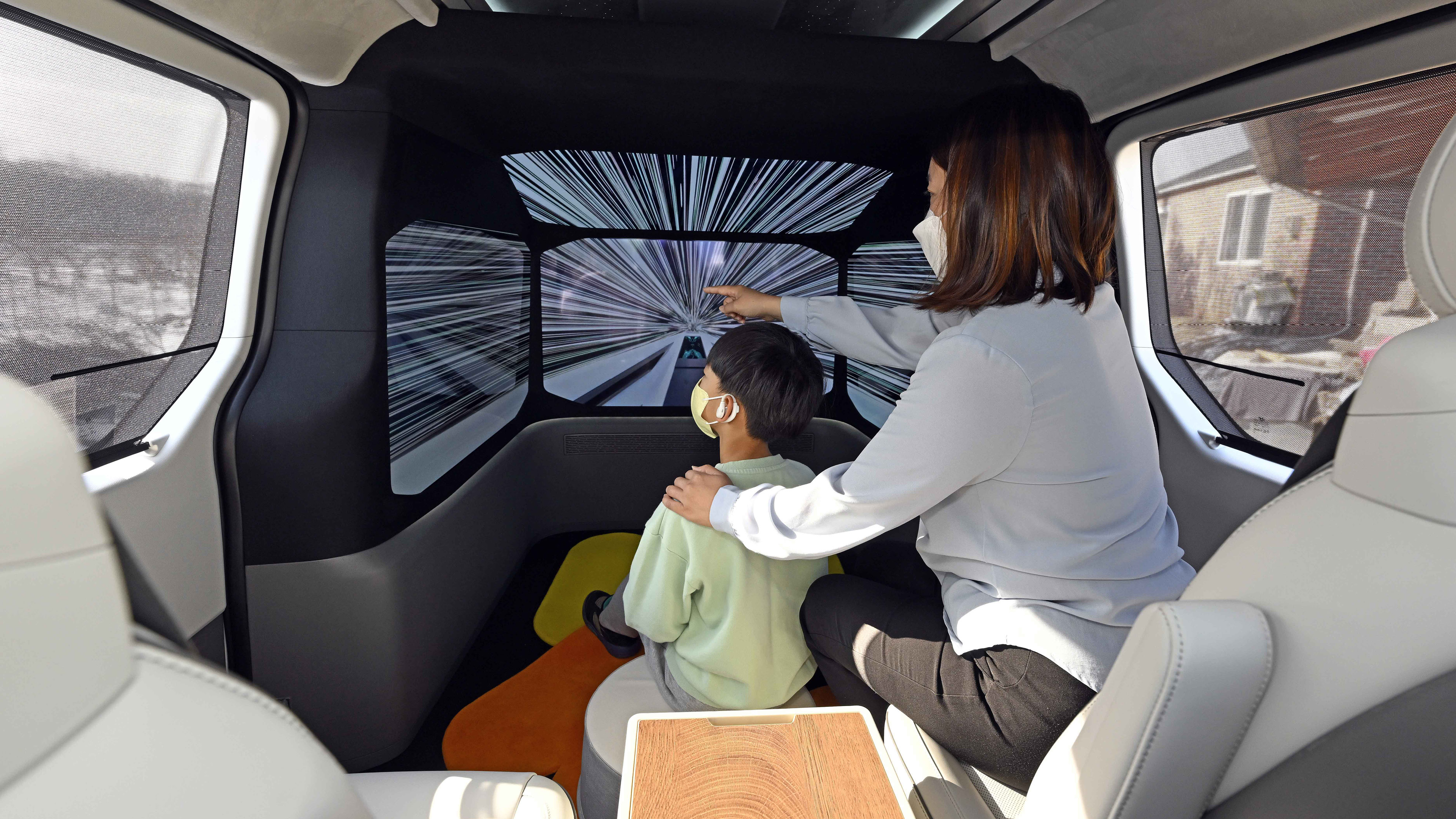 상담사와 함께 아이케어카에 탑승한 아이의 모습