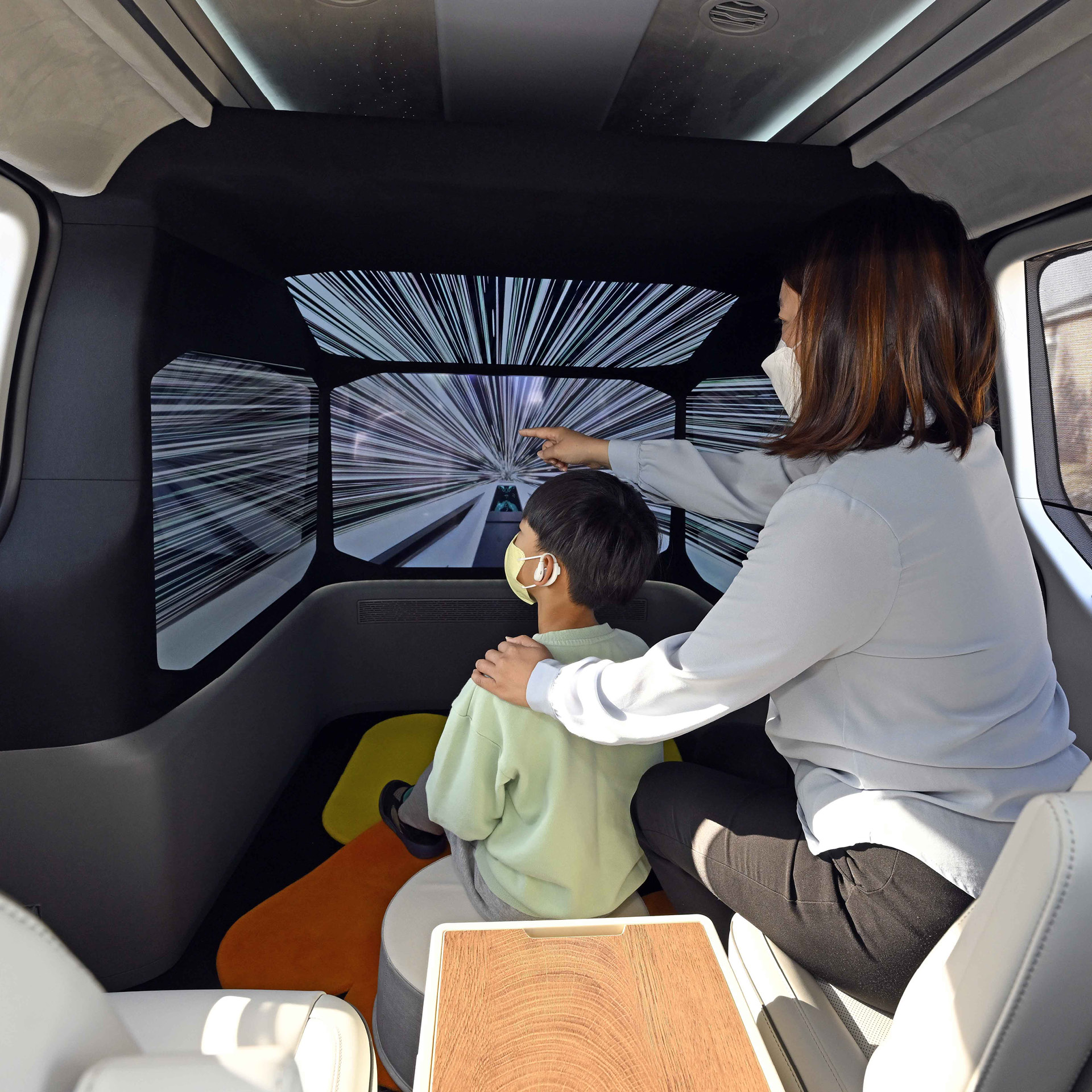 상담사와 함께 아이케어카에 탑승한 아이의 모습