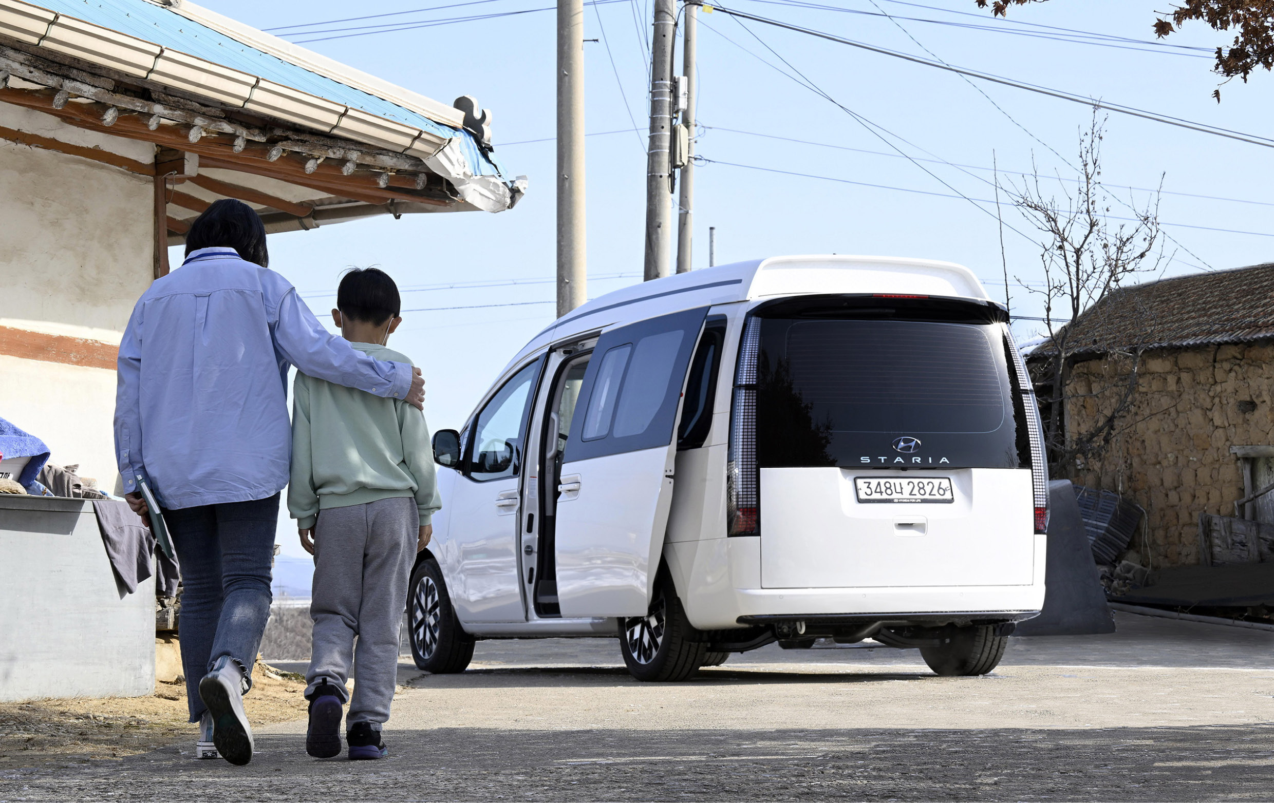 상담사와 아동이 아이케어카로 이동하는 모습