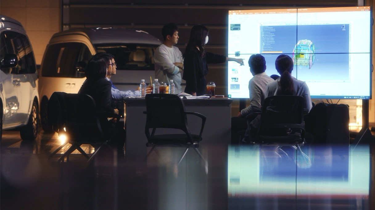 아이케어카 개발에 대해 회의하는 모습