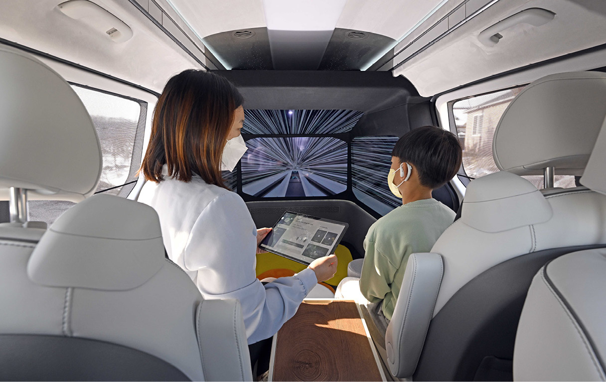 아이케어카 내부에서 상담을 진행하는 모습