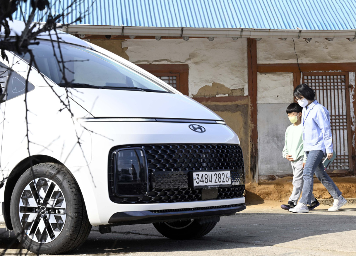 상담사와 함께 아이케어카로 이동하는 아동의 모습